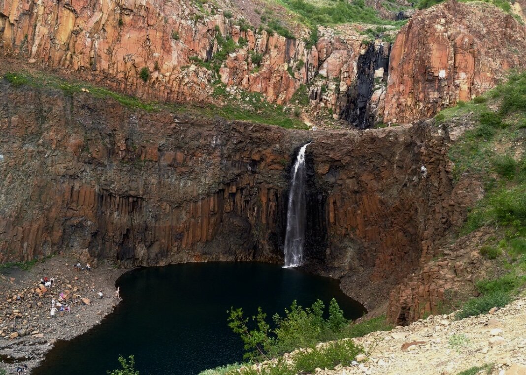 Водопад с плато