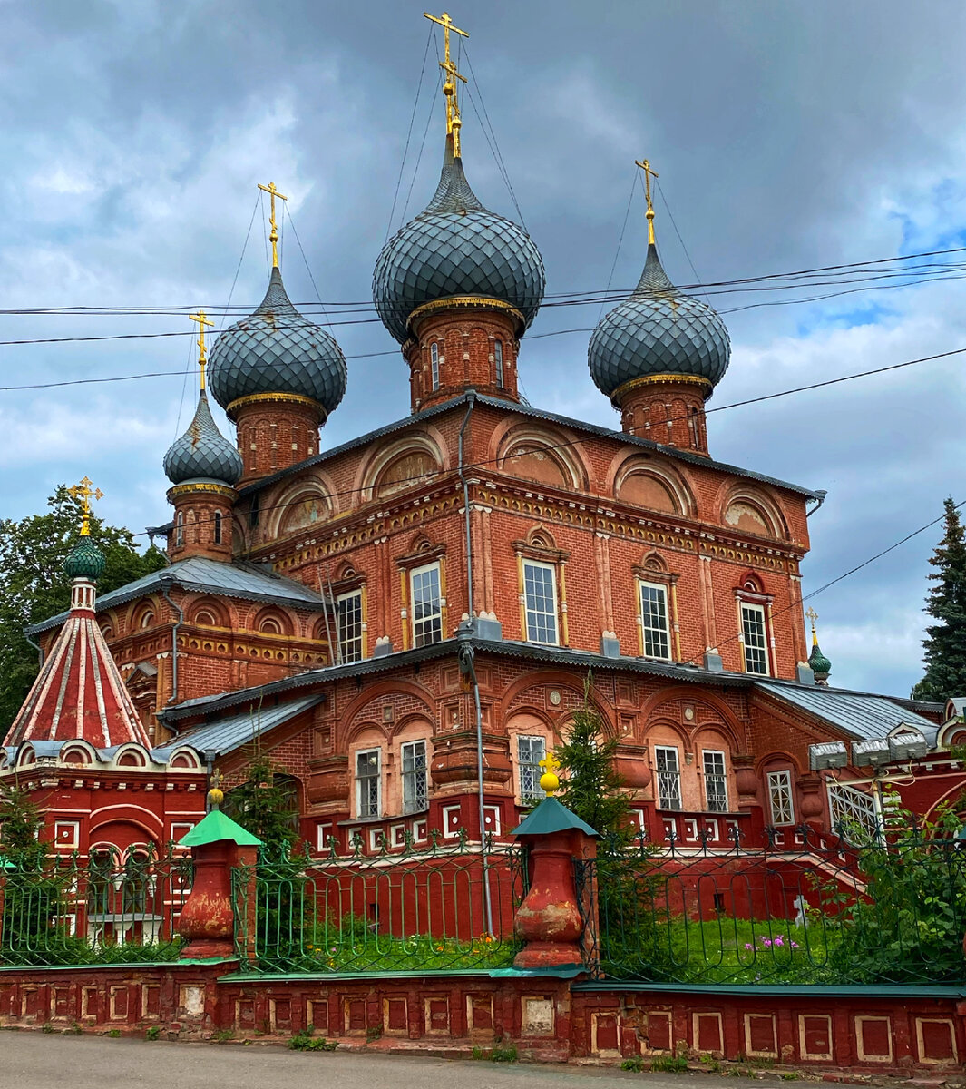 Храм на заглавном фото, как символ божеских цен в Костроме) Все фото в статье мои