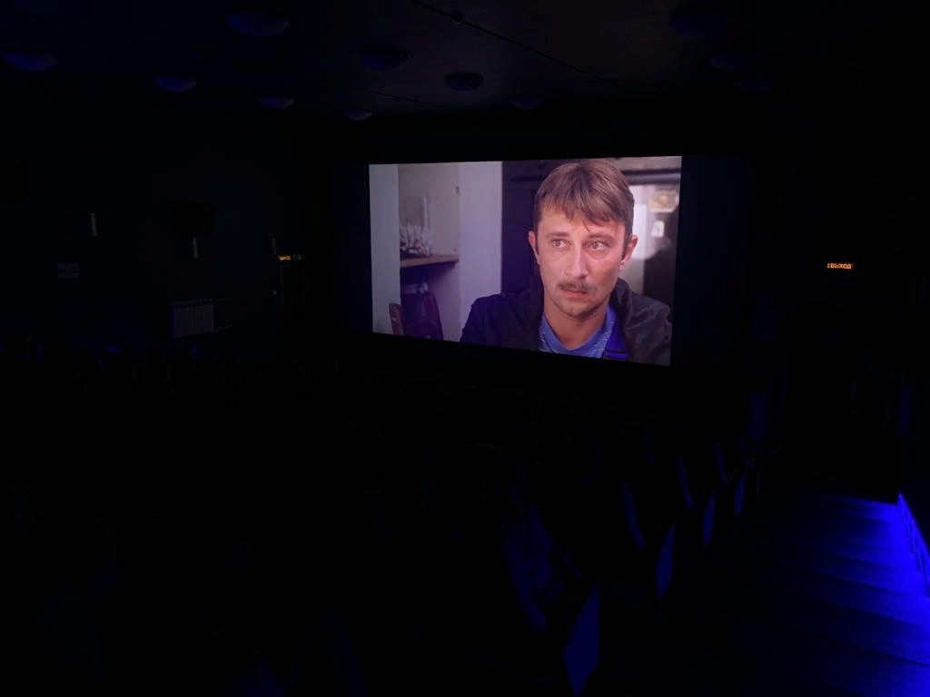 Настоящий секс в кинотеатре в россии HD смотреть порно онлайн или скачать