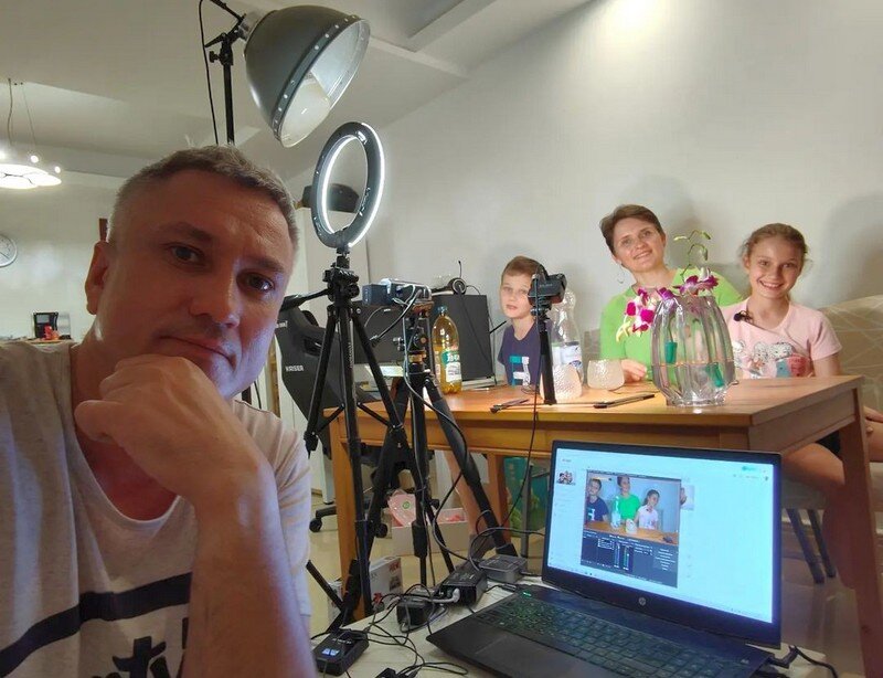 Семья Васильевых за работой 