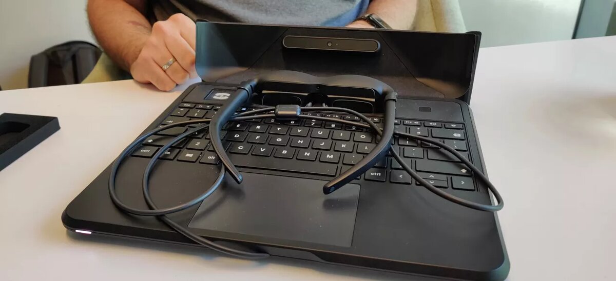 Уникальность Spacetop заключается в его дизайне — он не использует традиционный физический экран, а использует пару AR-очков для отображения информации.