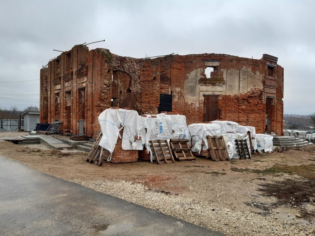 Развалины храма в пос. Ленинский не мертвы - здесь идет реставрация