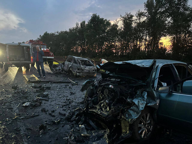    После столкновения «ВАЗ» загорелся