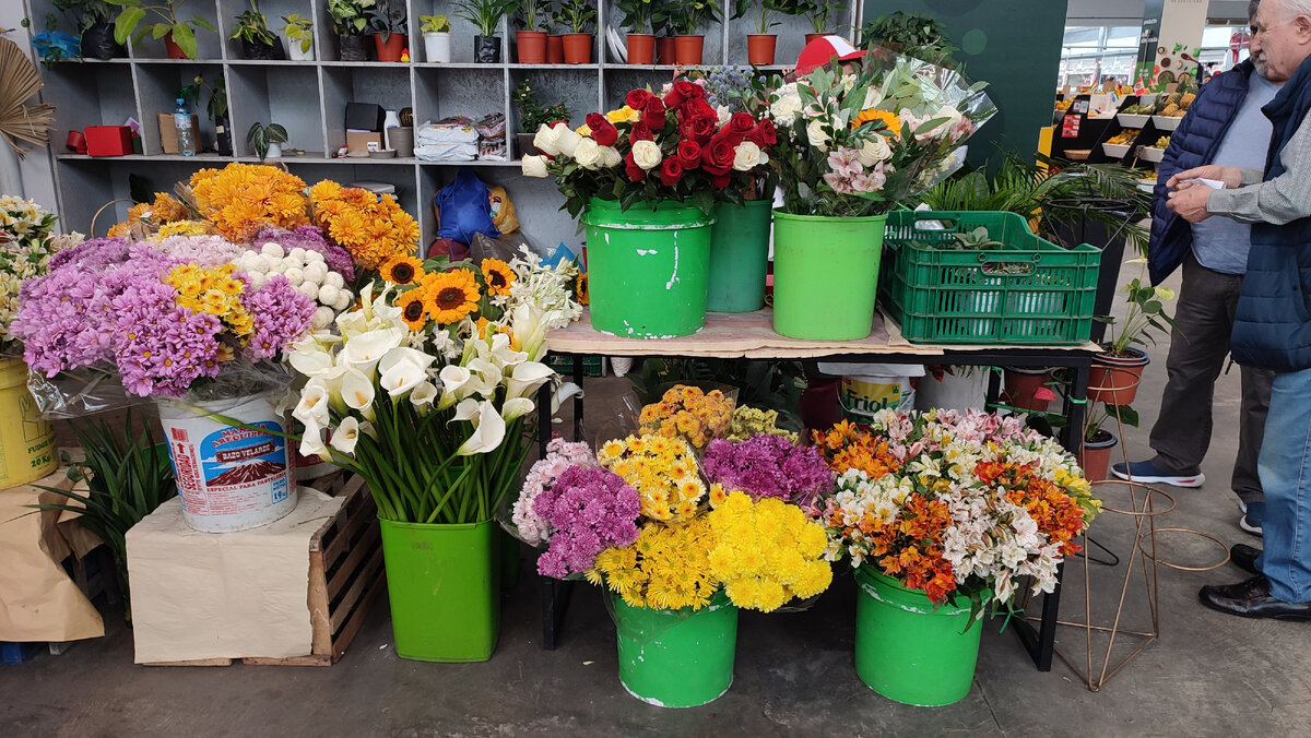 Прогулка лежала мимо рынка и мы туда зашли. Хорхе всегда останавливается у цветочного отдела