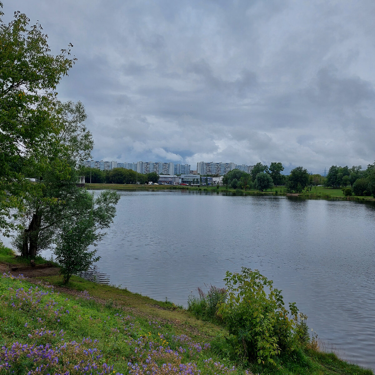 Не очень-то летняя сегодня Джамгаровка. Хорошо хоть дождя не было