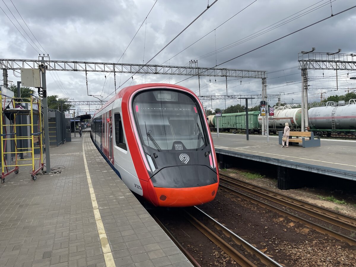 Электричка Иволга отъезжает от пл. Плющево в сторону Казанского вокзала.