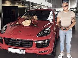 Как так случилось что скромный , толстый мальчик из хорошей семьи- где у дедушки была библиотека, превратился в циничного, исколотого наколками хлыща? Все началось с зависти и комплексов, и я так предполагаю с неврозов. Посмотрите на его движения, мелкая моторика отсутствует, отсутствует гармония мироощущения, посмотрите- он даже не может нормально брать и класть вещи- хватает и бросает. Это проблемы с головой брат, это проблемы...- и этому человеку вы доверяете деньги.
Кстати о деньгах- несчетных сокровищ у Бриуса нет- во всяком случае своих. Бриус зарегестрирован как ИП, а это ограничения на суммы доходов. Получается Бриус врет или скрывает доходы- через свое ИП он не может перегонять такие суммы.
Бизнисмен Бриус и его команда даже не владеют элементарными программи типа 1С склад- вот эти халдеи в его офисе занимаются тем что в ручную обрабататывают в чатах Вотсапа заявки на кроссовки- уровень детского сада.
Вы скажете Бриус дает концепции развития и за это вы готовы платить бабло. Вы, готовы платить бабло за встречу в его убогом офисе, за посидеть на приставном стулчике рядом с маргиналом в наколках и командой клоунов которые раньше работали курерами и уборщиками. Все их преимущество перед вами только в том, что у них больше наглости и меньше совести.