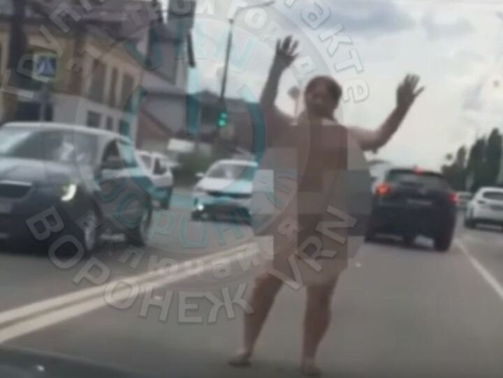 #10 | Красивая девушка раздевается прямо на дороге [beautiful Russian girl undressing on the road]