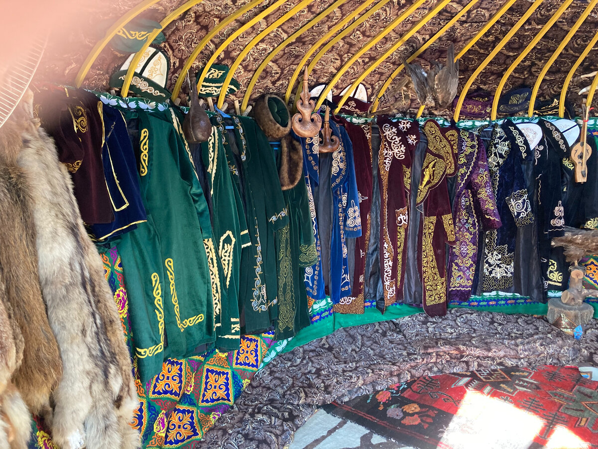 Это мужская половина юрты и мужская одежда. чем старше человек, тем темнее цвет. 