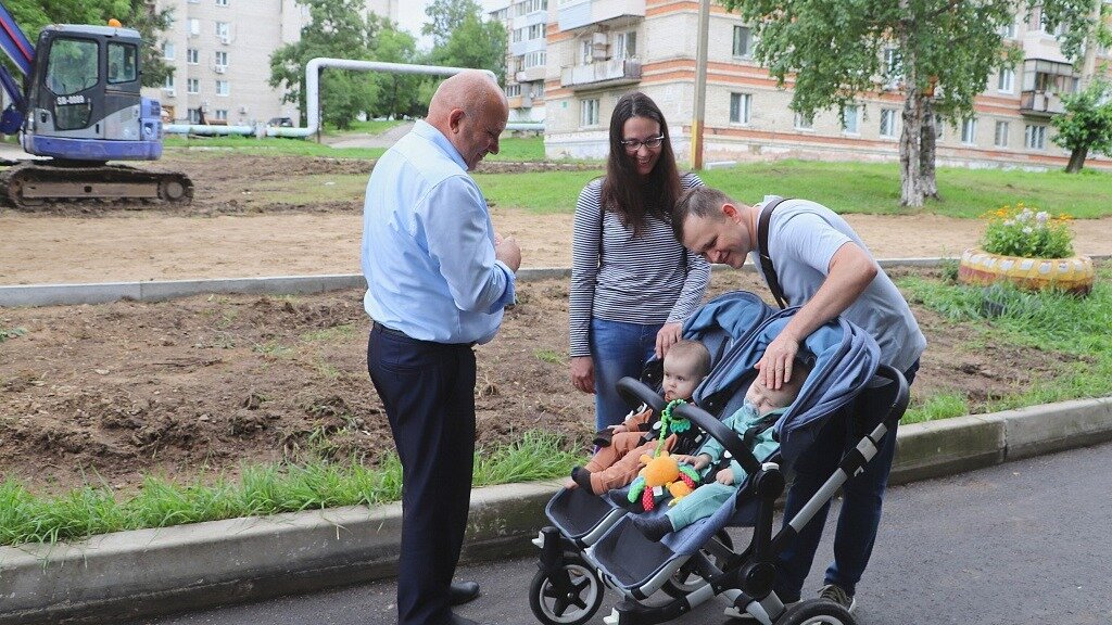     Во время рабочей поездки по южной части города градоначальник проинспектировал благоустройство дворовых территорий по федеральной программе, обеспечение безопасности в учебных заведениях, пообщался с местными жителями.