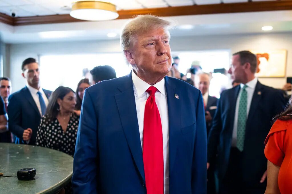 Бывшему президенту Дональду Трампу предъявлено 31 обвинение в несанкционированном хранении секретов национальной безопасности в соответствии с Законом о шпионаже.