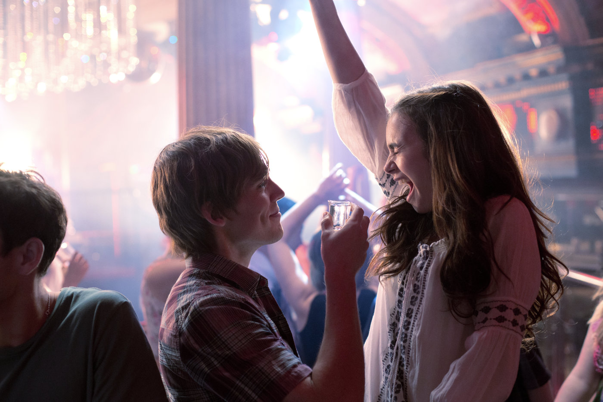 Не обижай девчонку малолетку кто исполняет. Love Rosie. С любовью Рози фильм. Сэм Клафлин с любовью Рози. Лили Коллинз с любовью Рози.