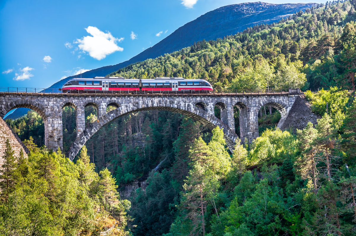 Путешествовать по железнодорожным маршрутам в Европе — это удобно и увлекательно, ведь здесь простирается более 200 тысяч километров путей!-2