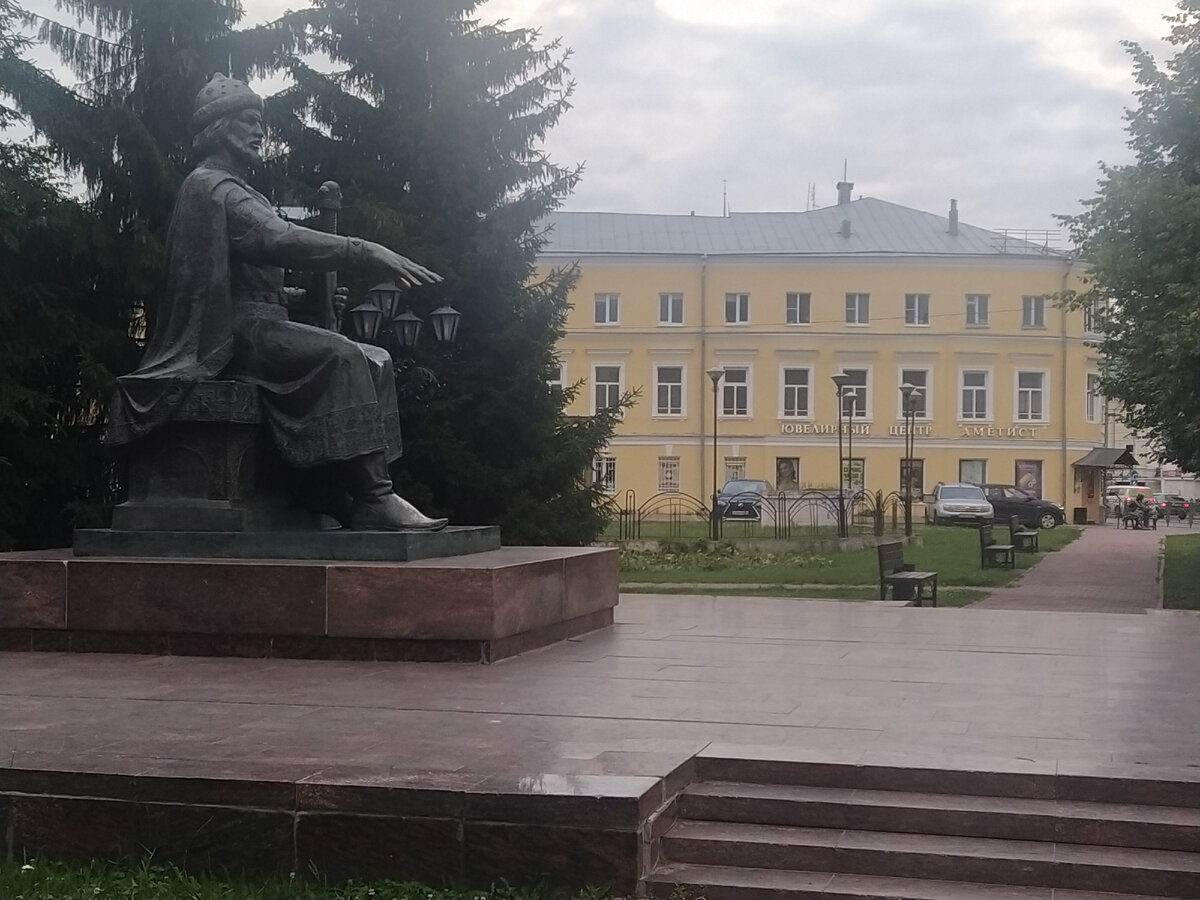 Памятник "основателю" Костромы, Юрию Долгорукому (но это не так, уже доказано)