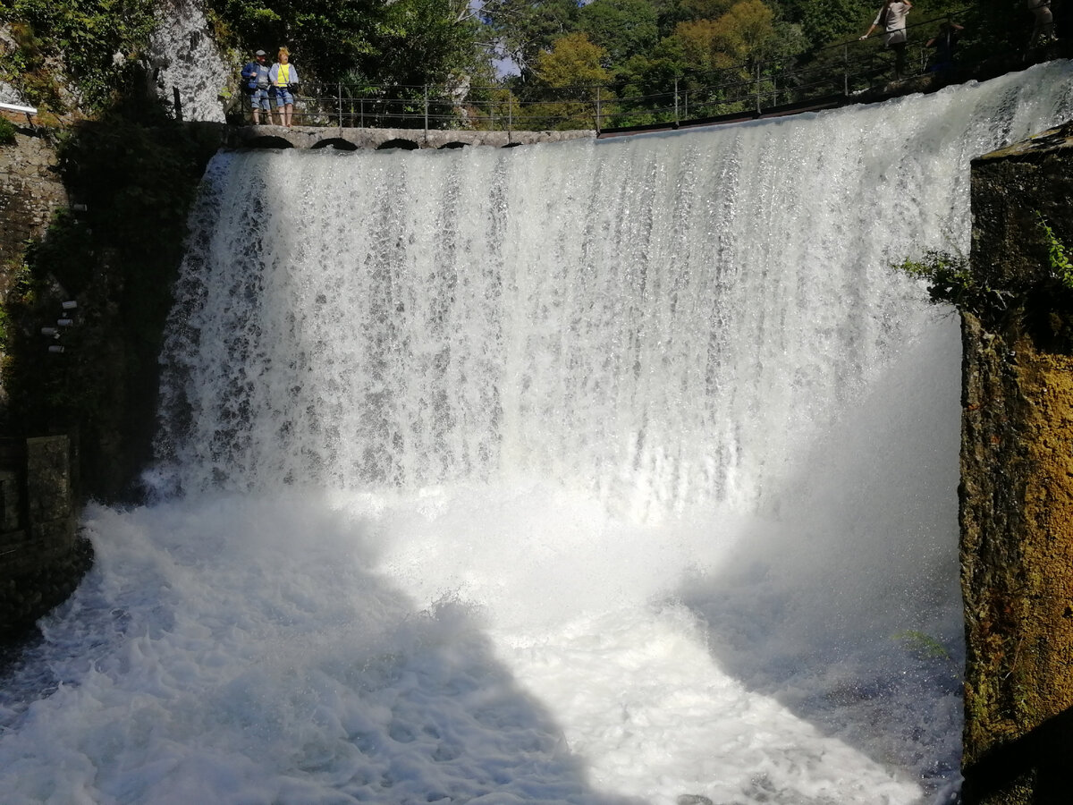Водопады стоимость. Рукотворный водопад в Абхазии. Новоафонский водопад. Водопад новый Афон Абхазия. Шабарский водопад Абхазия.