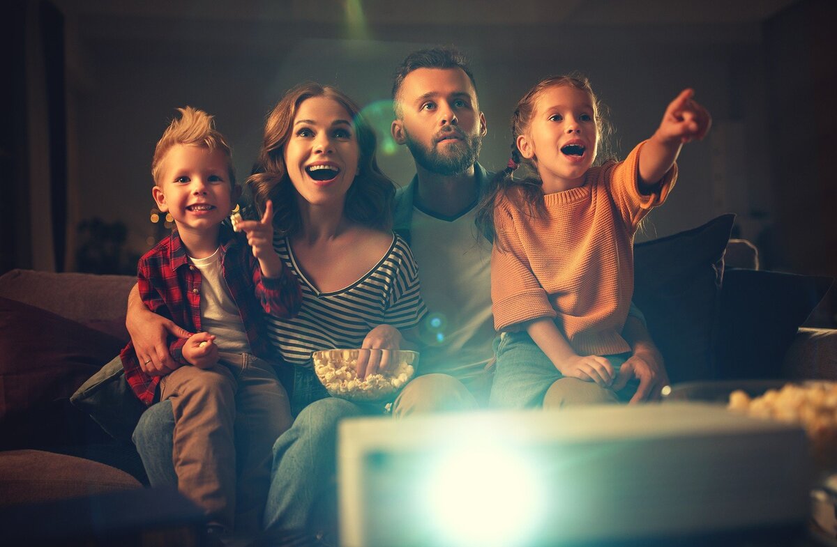 https://infosprint.ru/wp-content/uploads/2021/08/luchshie-semejnye-filmy-dlya-semejnogo-prosmotra-vsej-semi-s-detmi-spisok-luchshikh-filmov-2021-top-khoroshie-interesnye-1.jpg