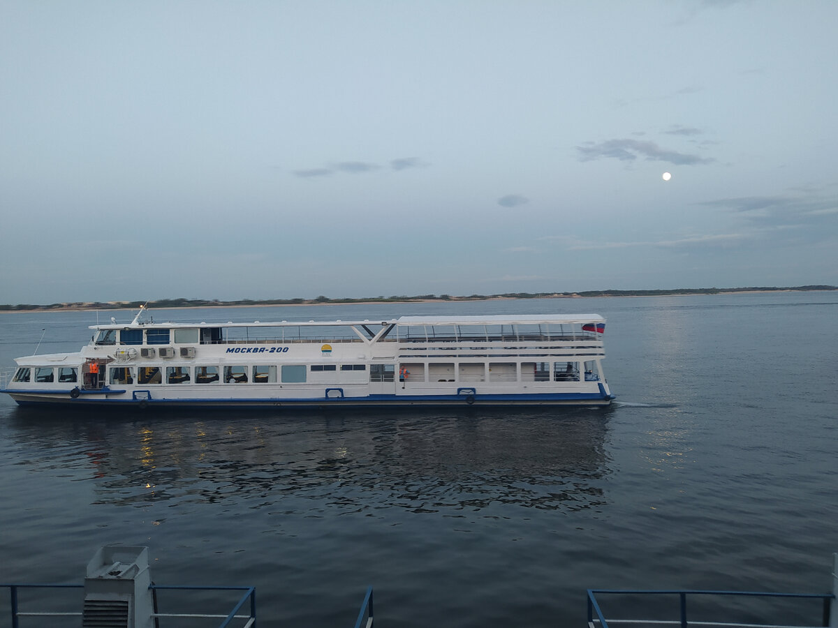 можно поужинать на теплоходе Москва. Продолжительность поездки 1 час.