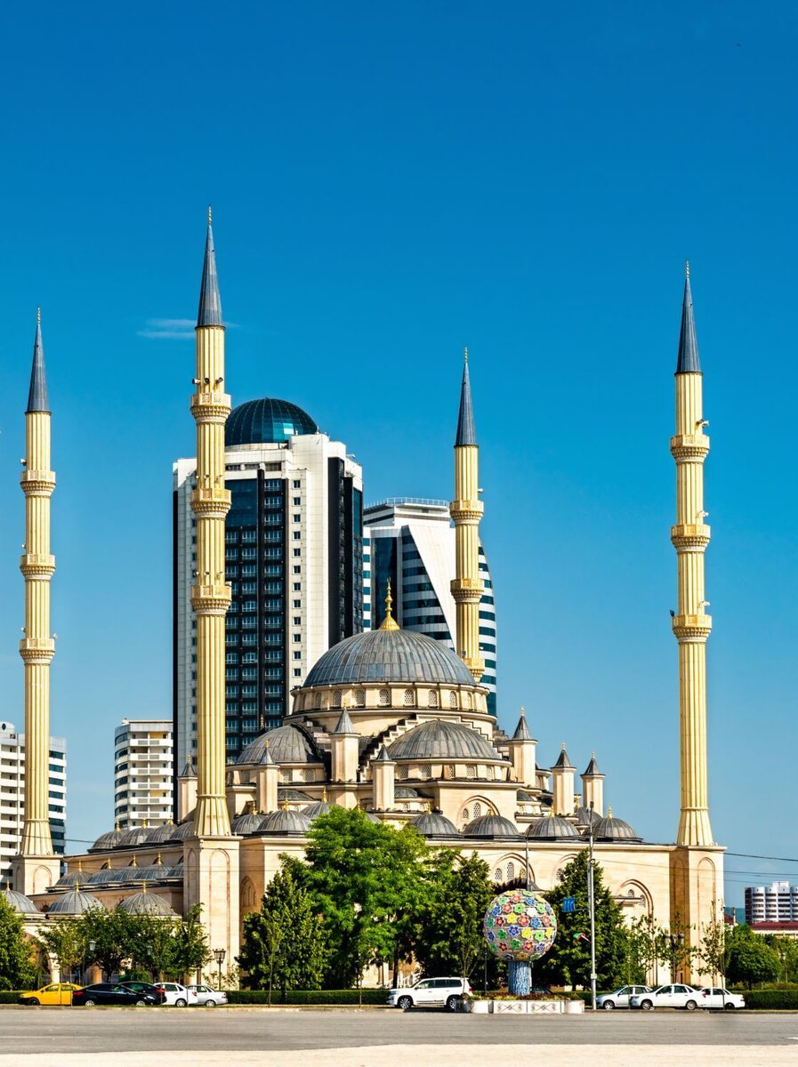 чечня центр города. грозного назвали грозным. город грозный 2023. республика чечня город грозный. грозный-сити грозный горы.