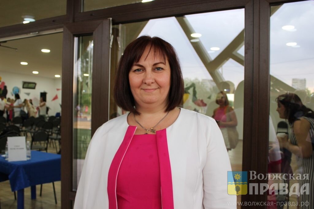 Гостей опен-эйр приветствовала заместитель главы города Екатерина Гиричева📷     Опен-эйр, Чебурашка и бесплатное мороженое: в Волжском открылся новый молодежный центр
