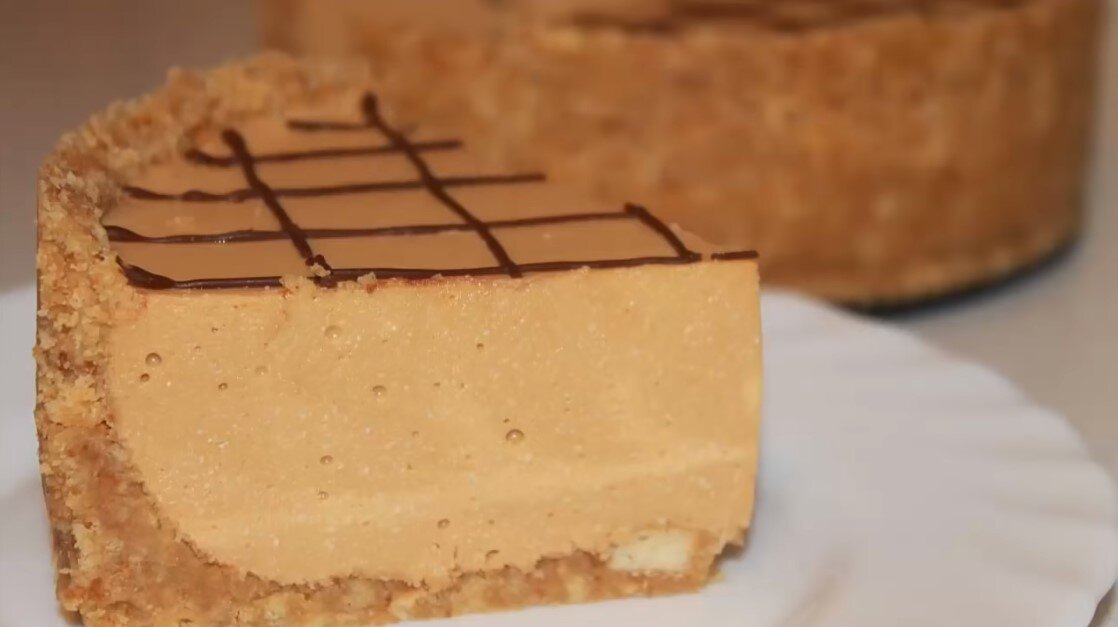 Когда не хочется долго возиться с выпечкой, но душа требует вкусненького к чаю, на помощь приходят вот такие рецепты:) С таким тортиком справится даже ребенок, поэтому обязательно попробуйте его...-7