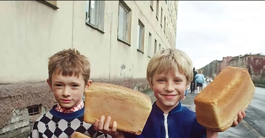 Человек идет за хлебом. Хлеб СССР. Хлеб в 90. Хлеб в 90 годы. Советские дети с хлебом.