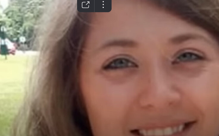 сын только что выстрелил ей в спину