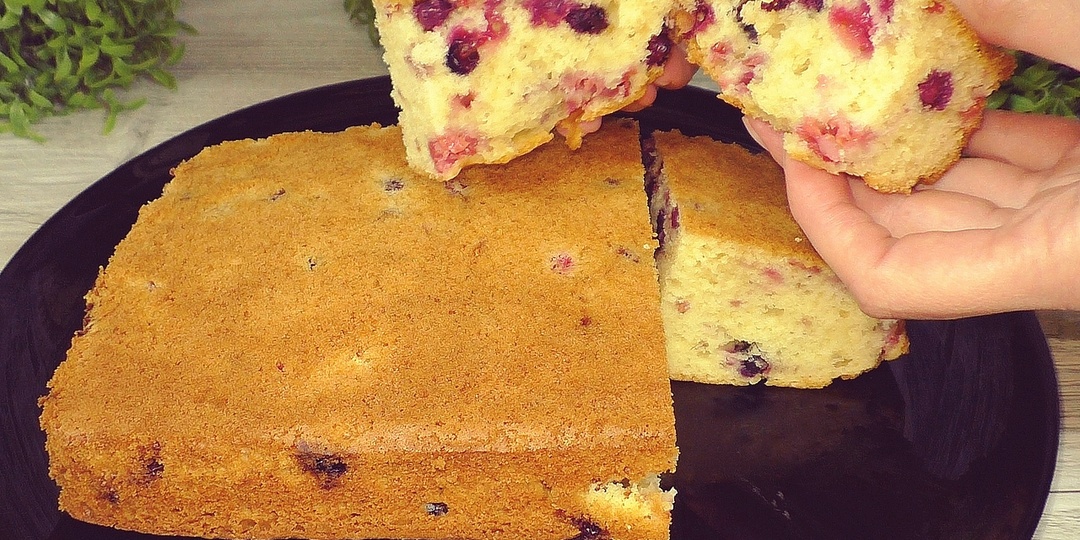 Когда сезон ягод, к чаю в магазине выпечку не покупаю, пеку сама. Простой и недорогой пирог "все смешали - и в духовку"