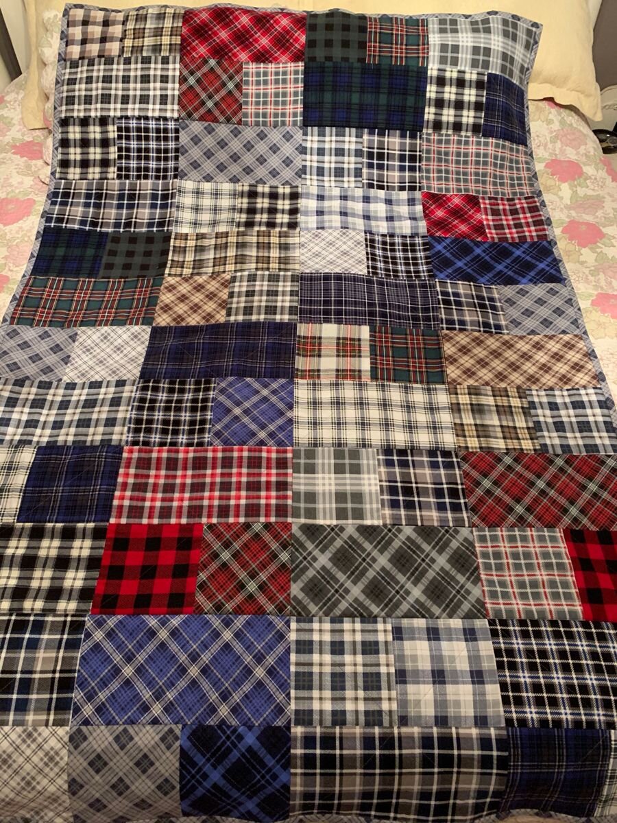 Здесь квадраты и прямоугольники из клетки. Часть деталей выкроены по косой - рекомендую укрепить такие кусочки флизелином.