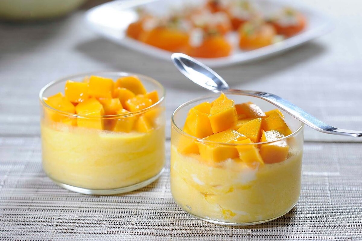 Какие рецепты можно приготовить. Mango Mousse. Десерт мусс манго. Панакота с манго. Десерт манго манго с манго.