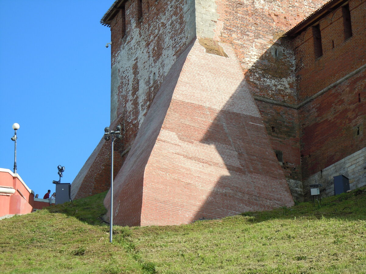 Продолжим экскурсию по кремлю. Это взгляд через стройку фуникулёра на участок с Часовой башней.-53