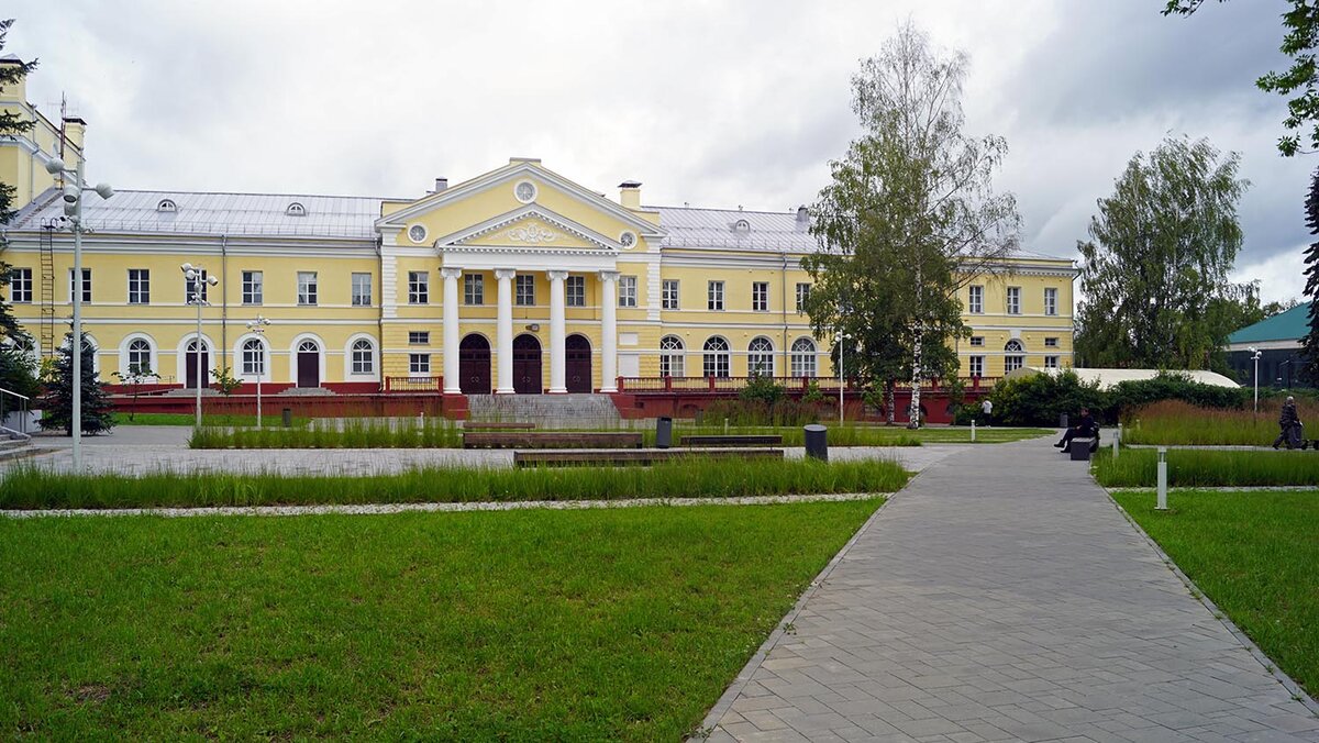 Коноваловский дворец в Вичуге. Первое, что я увидела, отправившись на прогулку по городу.