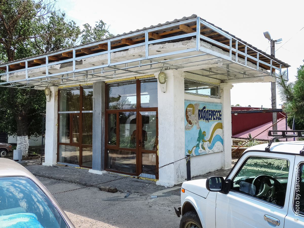 Знаменитая советская автобусная остановка перед заводом. Сейчас она выглядит совсем плохо и, кажется, ее пытаются превратить в ларек