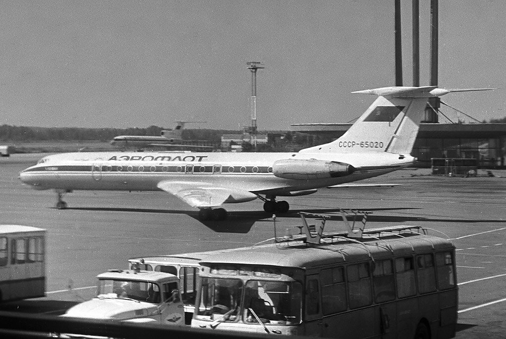 2. Сперва немного истории. 1989 год, Малоопытными ещё руками, из под полы (ведь в любую минуту могли "повязать" и не раз "вязали") снимаю с рампы в Пулково - Ту-134 второй после Ту-154 по интенсивности полётов в Ленинграде того времени. 