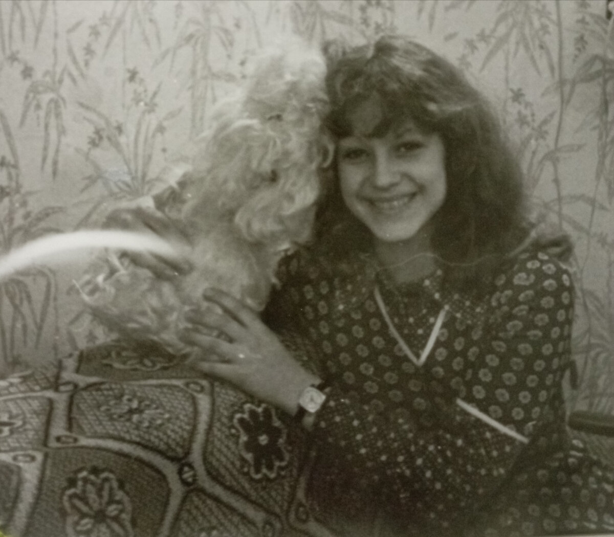 Это я. Личное фото. Здесь нам по 16 лет. 