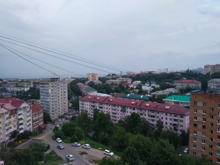 Небо затянуло серебристой пеленой, на горизонте море сливается с небом- Владивосток- вид с лоджии, фото №1 Любови Прусик- август 2023г.