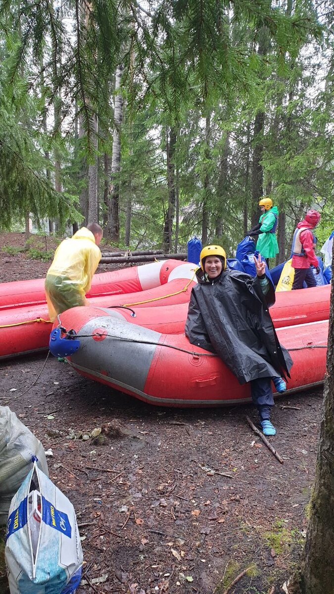 Аквашузы, дождевик, штаны-дождевики :-) под штанами лосины, под дождевиком ветровка и б/с водолазка. Под каской бафф. Дождь будет идти сутки.