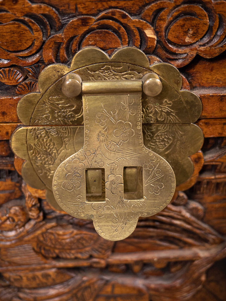 Латунная накладка на китайском сундуке начала 20 в.