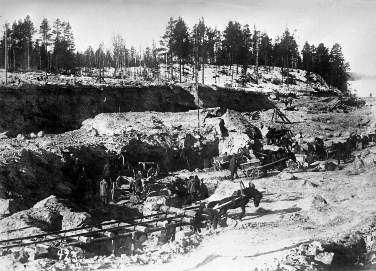    Возведение канала, объединяющего Белое море с Онежским озером, началось по инициативе Иосифа Сталина в 1931 году. С этой целью был учреждён Особый комитет по сооружению Балтийско-Беломорского водного пути / РИА Новости