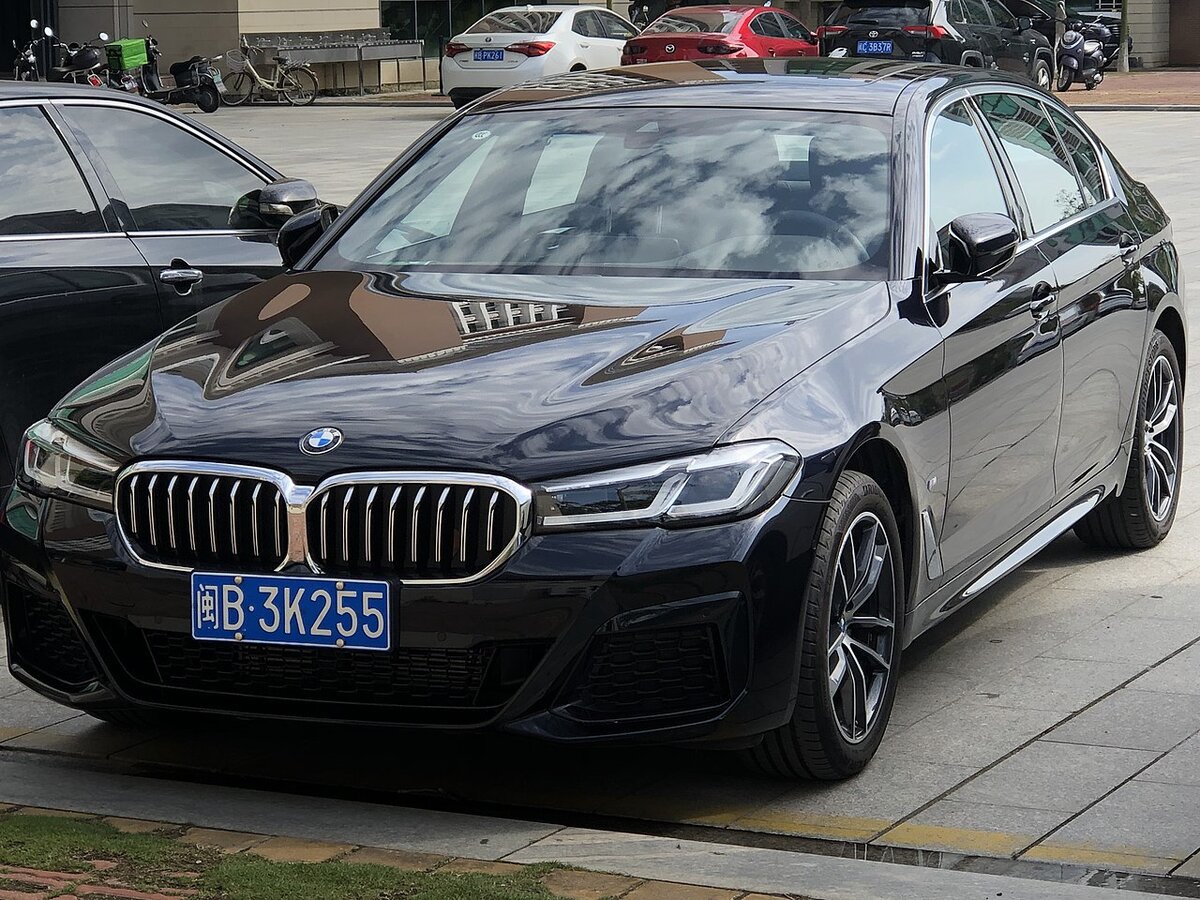 https://ru.wikipedia.org/wiki/BMW_5#/media/%D0%A4%D0%B0%D0%B9%D0%BB:BMW_5-Series_G38_Li_Facelift_Shishi_01_2022-04-23.jpg