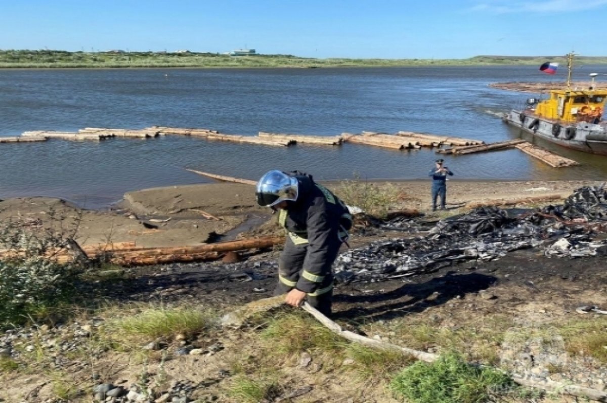    Самолёт Borey RA-3175G был полностью разрушен и сгорел.