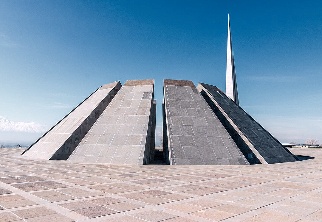 Мемориалы геноцида. Мемориальный комплекс Цицернакаберд. Мемориальный комплекс в Ереване Цицернакаберд. Цицернакаберд мемориальный комплекс жертвам геноцида армян. Ереван монумент геноцид.