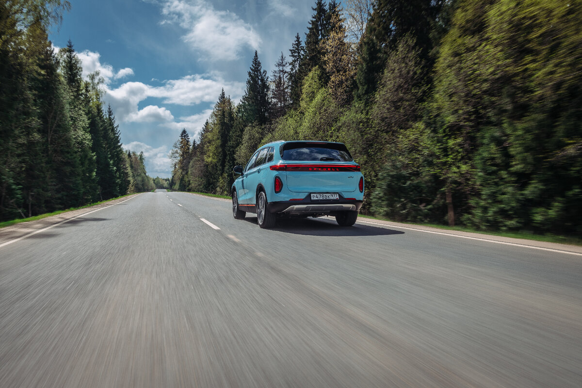 Яркое лето на яркой машине - гибридный кроссовер Skywell HT-i не оставит вас незамеченным на дорогах и позволит путешествовать на самые дальние расстояния.