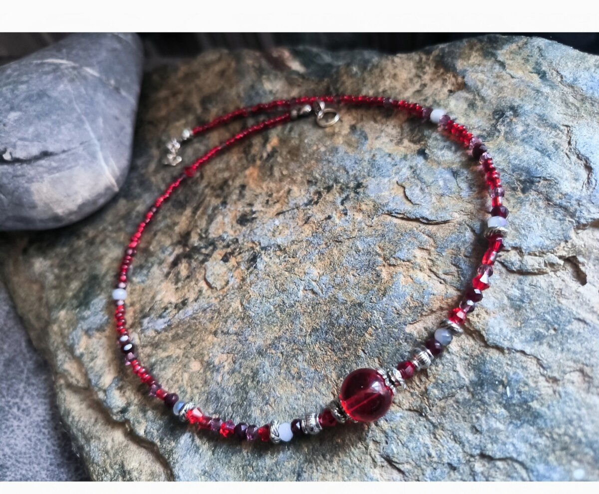 Предполагается носить с яркокрасной блузой в белый горошек. Блузу воочию не видела, но образ бы хотелось посмотреть. 