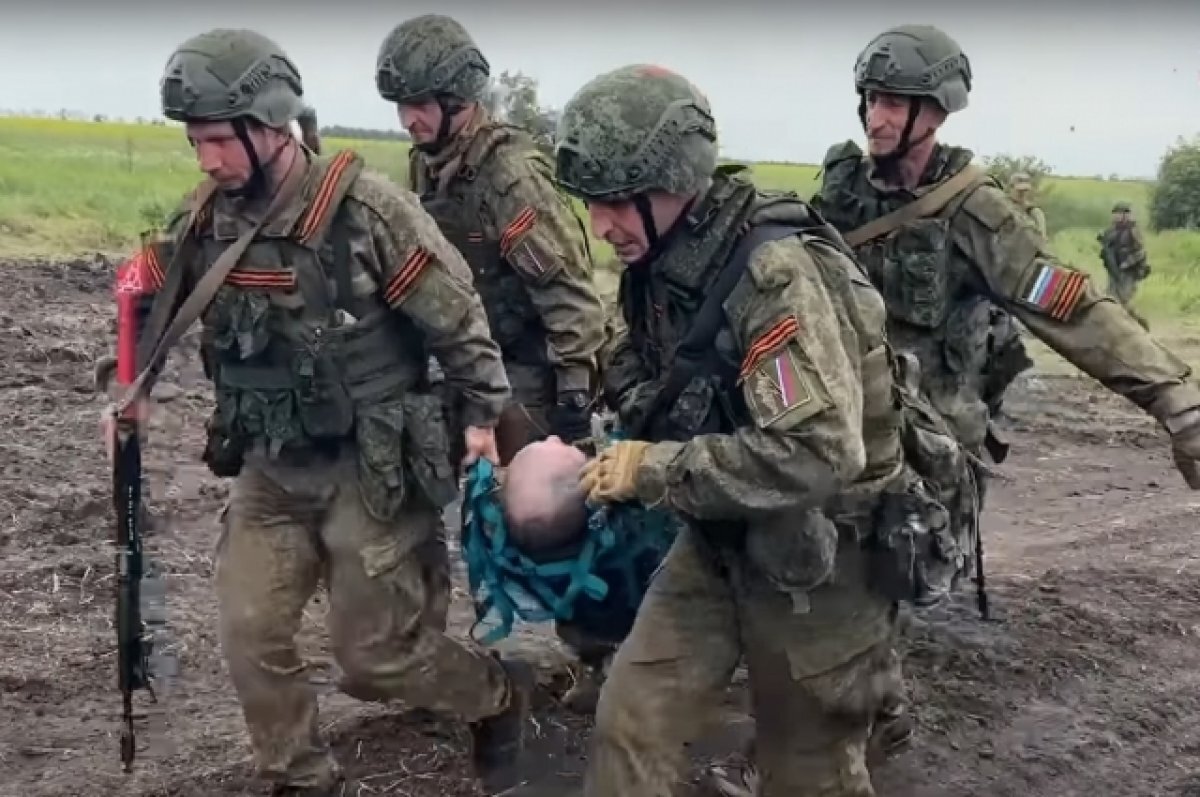    Учебный бой. Бойцы выносят «раненого». Во время реального столкновения с противником бывает, что приходится делать это в одиночку.