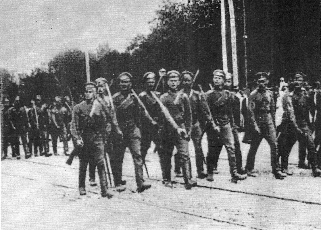 Войска белого генерала Н. Э. Бредова входят в Киев на Софийскую площадь, 31 августа 1919 года.