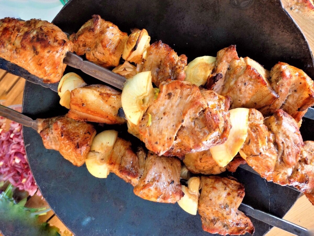 Мясо для шашлыка. Шашлык из свиных ребер. Шашлык сырой. Шашлык полуфабрикат. Шашлык из свинины.