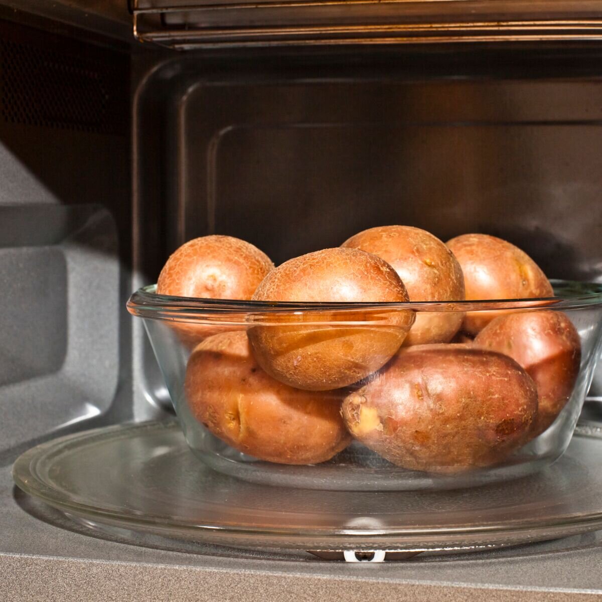 Как легко и быстро запечь картофель в микроволновке