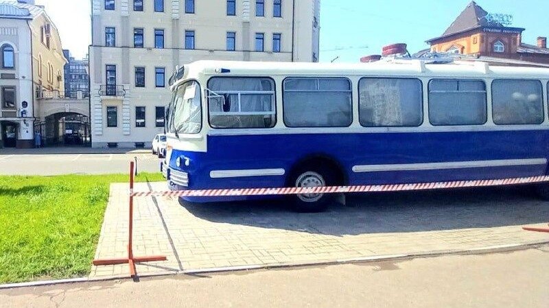     В Казани недалеко от станции метро «Суконная слобода» появились два отреставрированных троллейбуса. Соответствующие фотографии появились в городских Telegram-каналах.