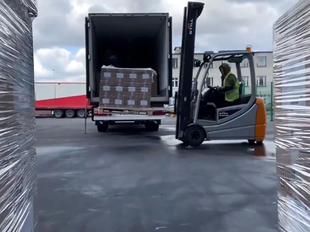    Погрузка коробок с гуманитарной помощью для отправки в Индию в аэропорту Жуковский© РИА Новости / МЧС РФ