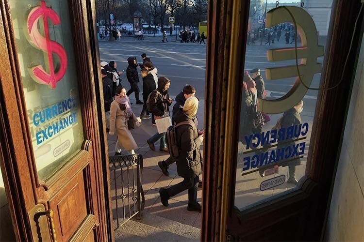   Роберт Триффин, американский экономист, в начале 60-х годов, т. е. в период полного господства Бреттон-Вудской валютной системы, указал, что для поддержания резервного статуса (т. е. чтобы у других ЦБ физически были доллары для резервов) надо, чтобы долларов за границы США уходило больше, чем приходило обратно Фото: Zamir Usmanov / www.globallookpress.com